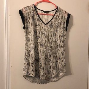 Express top black and white